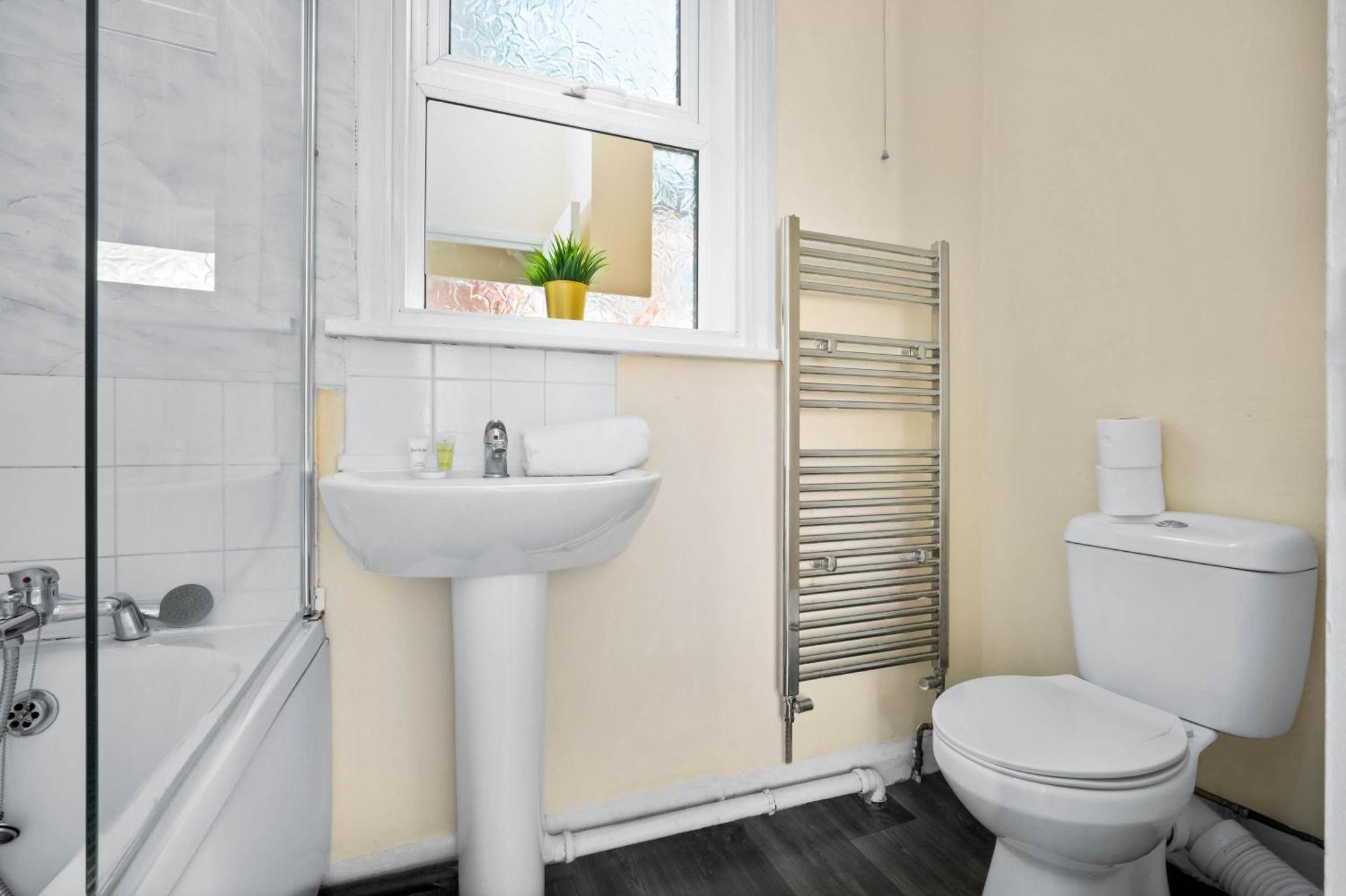 Two Bedroom Apartment - Single Beds - Accommodates 3 - Street Parking - Top Rated -Wbb West Bromwich Exterior foto