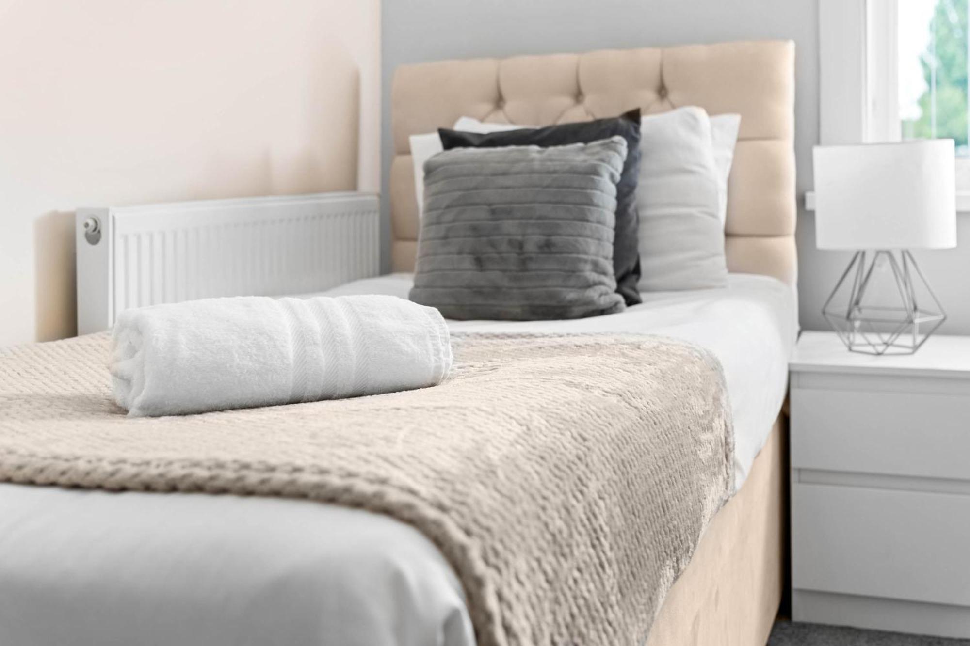 Two Bedroom Apartment - Single Beds - Accommodates 3 - Street Parking - Top Rated -Wbb West Bromwich Exterior foto
