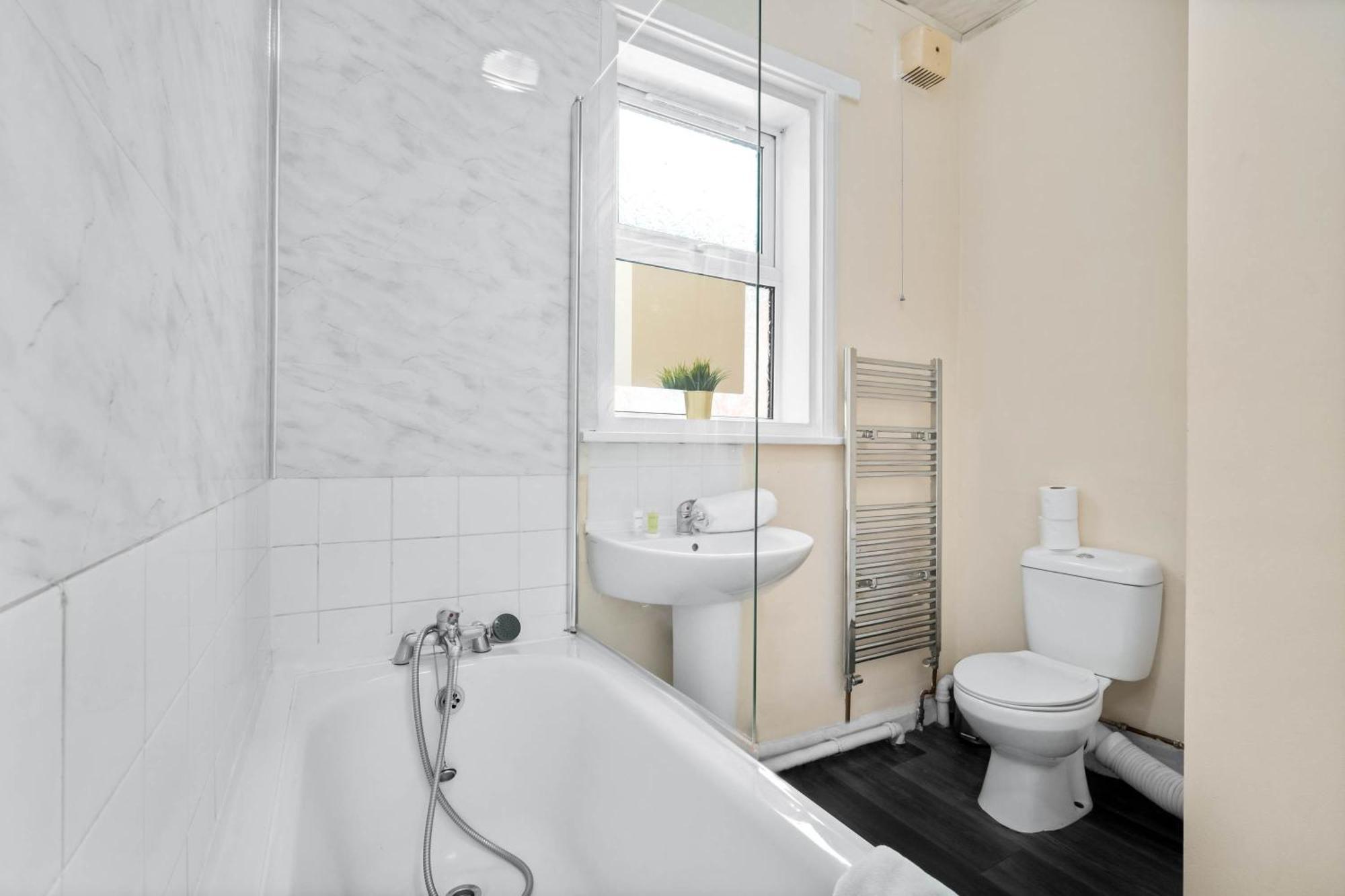 Two Bedroom Apartment - Single Beds - Accommodates 3 - Street Parking - Top Rated -Wbb West Bromwich Exterior foto